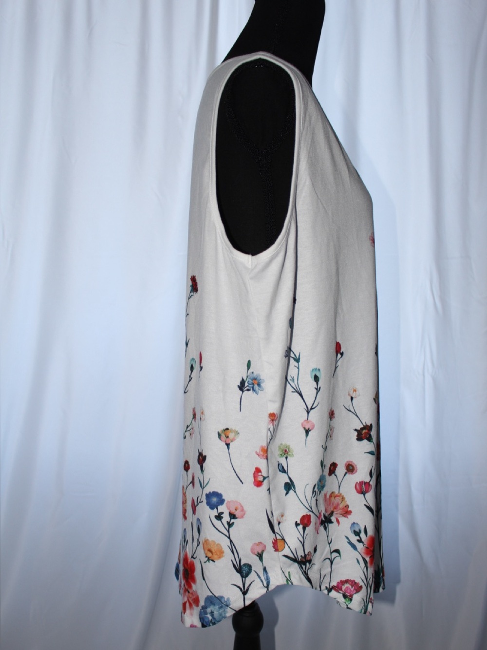 BloomChic White V-Neck Tank Top with Multicolor Floral Print - Picture 4 of 7